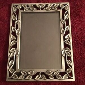 Elegant Silver Leaf Design Photo Frame